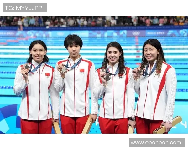 激烈对决游泳比赛精彩瞬间记录，超越自我挑战极限，快来一起见证胜利之光